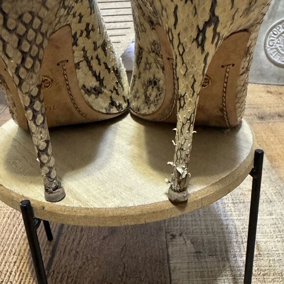 Tory Burch snakeskin pumps heels pointed toe - Picture 6 of 9